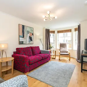 Dicksonfield Quiet Central Family With Parking Edinburgh