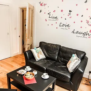 Chic & Bright Flat Near Holyrood Park Edinburgh